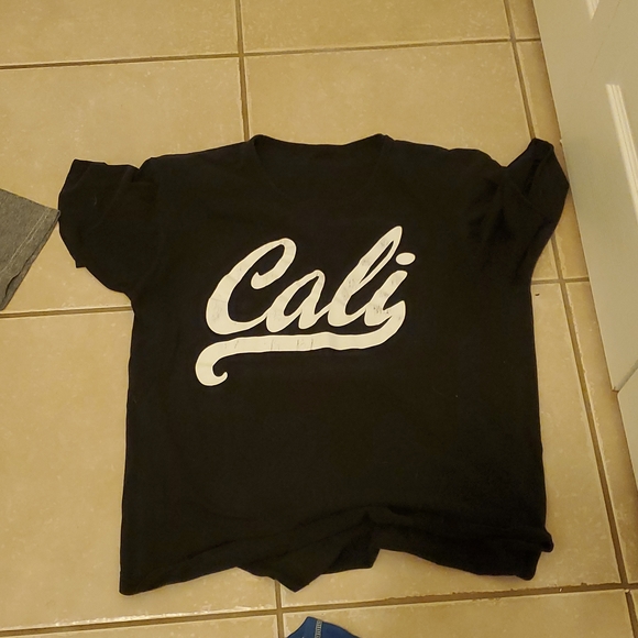 Two Large T-shirts, one American Eagle White and Gray and Black and White Cali - Picture 5 of 6